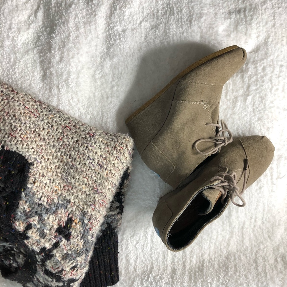 Tom’s 7.5 tan suede ankle wedge boots